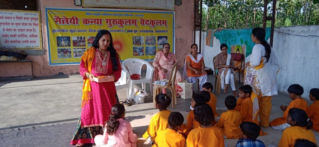 महिला सेविकाओं द्वारा गुरुकुल में रहने वाली कन्याओं को बांटी गई मिठाई।