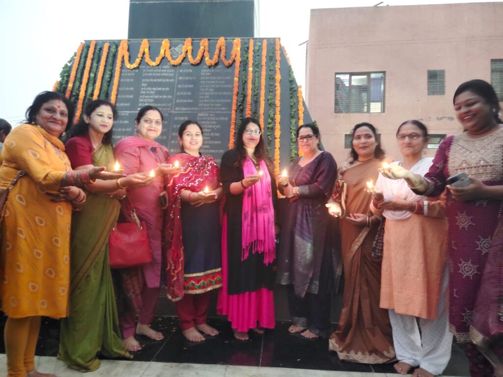 स्थापना दिवस के अवसर पर महिला मोर्चा की पदाधिकारियों द्वारा रामपुर शहीद चौक पर दी गई श्रद्धांजलि।