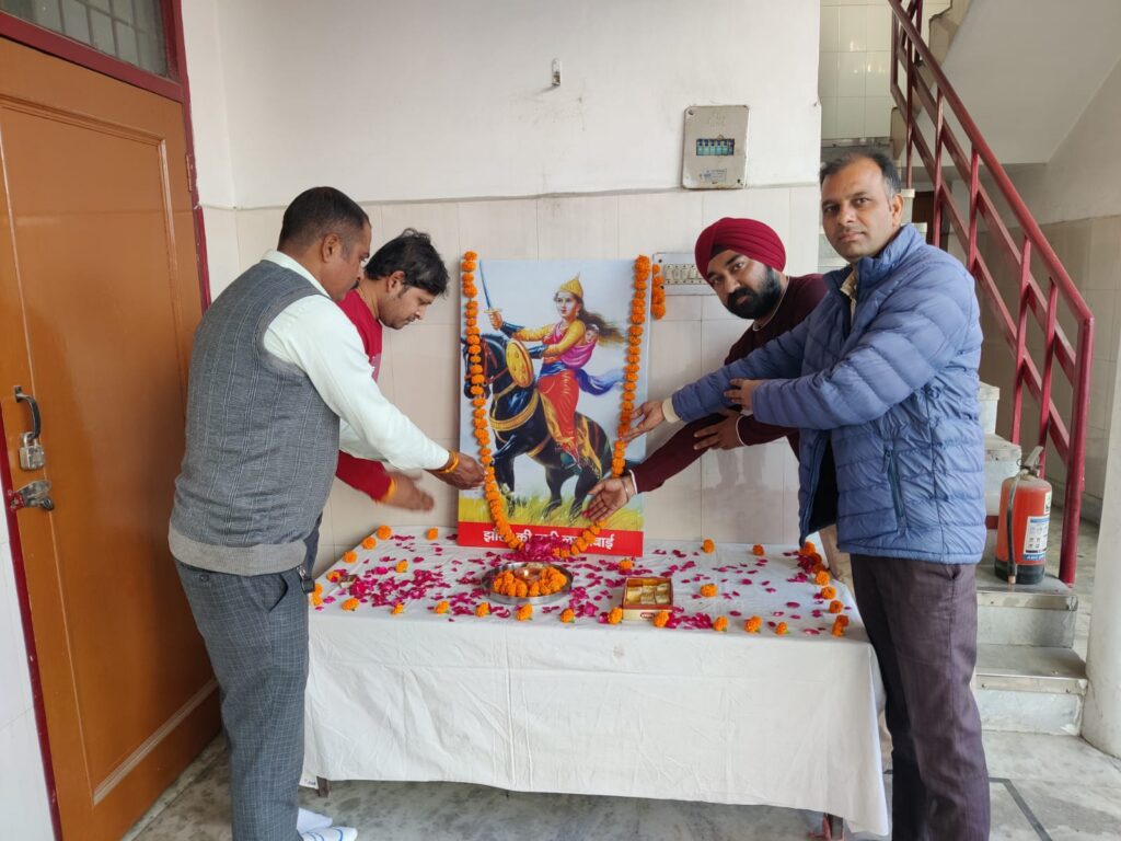 शहीद भगतसिंह ब्रिगेड वैलफेयर सोसायटी रुड़की द्वारा आज 19नवम्बर को महान वीरांगना झांसी की रानी लक्ष्मी बाई के जन्मदिवस पर पुष्प अर्पित करके श्रंधाजली दी गई।