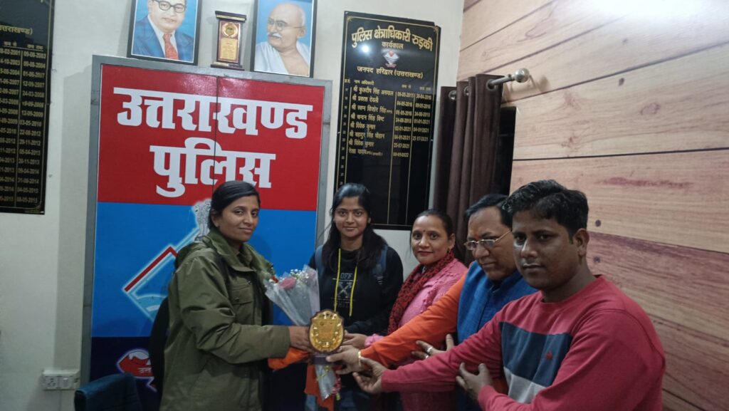 प्रतीक चिन्ह भेंट कर रुड़की पुलिस उपाधीक्षक पदभार ग्रहण करने पर स्वागत किया व आगमन शुभकामनाएं दीं