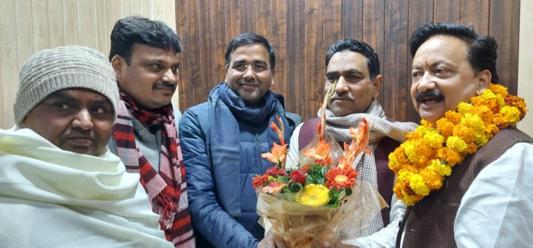 प्रदेश कांग्रेस अध्यक्ष करन माहरा के रुड़की पहुंचने पर विधायक फुरकान अहमद व वीरेंद्र जाती,महिला कांग्रेस की महानगर अध्यक्ष रश्मि चौधरी व कांग्रेस के पूर्व प्रदेश प्रवक्ता श्रीगोपालनारसन एवं प्रदेश महामंत्री सचिन गुप्ता ने जोरदार स्वागत किया।