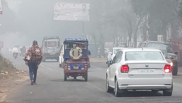 कोहरे व शीतलहर से बढी आम जनमानस की मुश्किलें,लोगों का घर से बाहर निकलना हो रहा मुश्किल