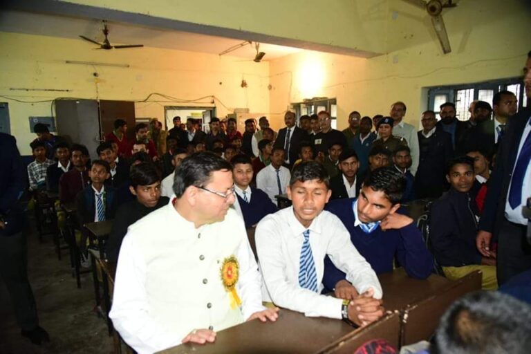 सीएम धामी पहुंचे अपनी पुराने विद्यालय, पुरानी यादें साझा की,परीक्षा पर चर्चा कार्यक्रम में बच्चो से किया संवाद, बढ़ाया हौंसला