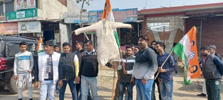 भाजपा सरकार युवाओं पर अत्याचार कर रही, लाठीचार्ज के विरोध में यूथ कांग्रेस ने सीएम का पुतला फूंका