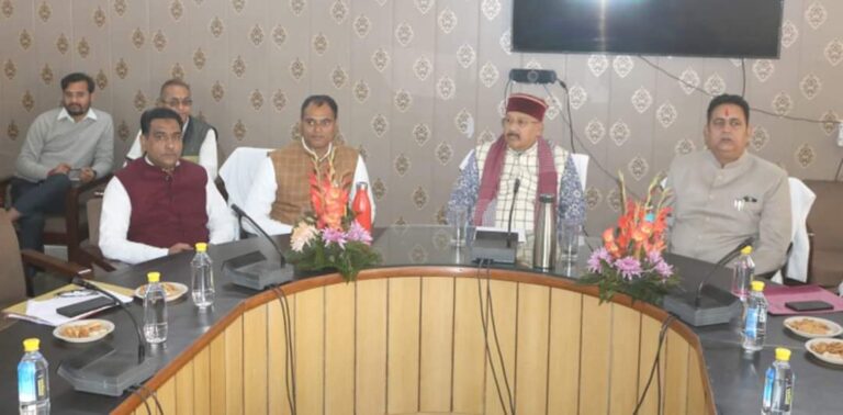 2024-25 की जिला पंचायत विकास योजना (डीपीडीपी) तैयार करने, 44.5 करोड़ के बजट से क्षेत्र पंचायतों केे सशक्तिकरण, सदस्यों की एक्पोजर विजिट, हाट बाजारों की सफाई, जिला पंचायत की भूमिं का चिन्हिकरण कर उसके सदुपयोग की कार्ययोजना तैयार करने को लेकर चर्चा