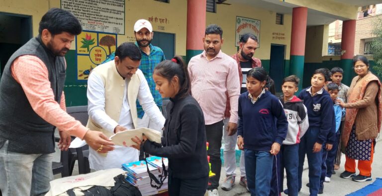 अंबर तालाब स्थित राजकीय प्राथमिक विद्यालय नंबर-1 तथा राजकीय प्राथमिक विद्यालय नंबर-12 में स्कूली बच्चों को पाठ्य सामग्री वितरित की गई