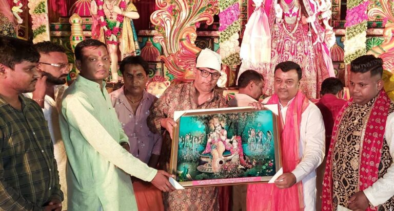 मां भगवती के भजनों पर देर रात तक झूमे भक्तगण, गौरव गोयल सहित भक्तों ने पूजा-अर्चना कर लिया आशीर्वाद।
