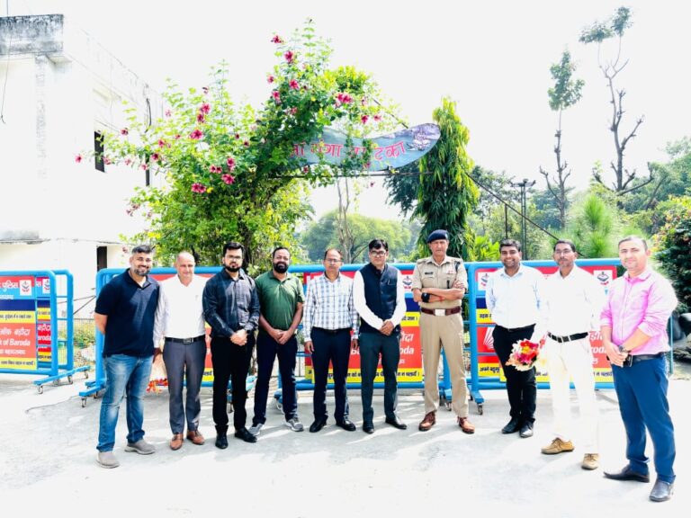 *कुशल यातायात प्रबंधन हेतु हरिद्वार पुलिस को मिला बैंक ऑफ बड़ौदा का सहयोग* *ट्रैफिक कंट्रोल हेतु प्रदान किए 15 स्लाइटिंग बैरियर*