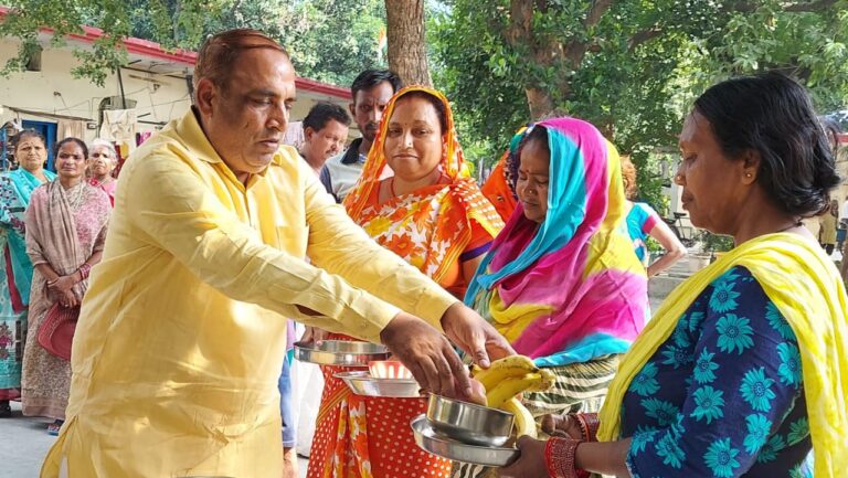 *कुष्ठ आश्रम पहुंच चौधरी सुभाष नंबरदार ने किए फल वितरित,पवित्र नवरात्रों में भक्तों की सेवा से मिलता है कई गुना फल।*