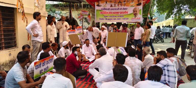 रूड़की के तहसील परिसर स्थित जॉइंट मजिस्ट्रेट कार्यालय के बाहर महानगर कांग्रेस के बैनर तले काँग्रेस कार्यकर्ता विभिन्न मांगों को लेकर पूर्व सांसद राजेंद्र बाड़ी की अध्यक्षता एवं प्रदेश महामंत्री विकासा त्यागी के संचालन में अनिश्चितकालीन धरने पर बैठ गए ।