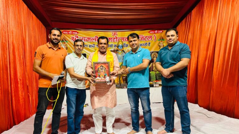 सेलिब्रेशन बंक्वेट हॉल आदर्श नगर में देवभूमि आदर्श सोसाइटी द्वारा चल रही रामलीला के छठे दिन सीता हरण प्रसंग का मंचन किया गया राम लीला के मंच पर सूर्पनखा व रावण के बीच हुए वार्तालाप व सीता हरण प्रसंग का मंचन किया गया।। 