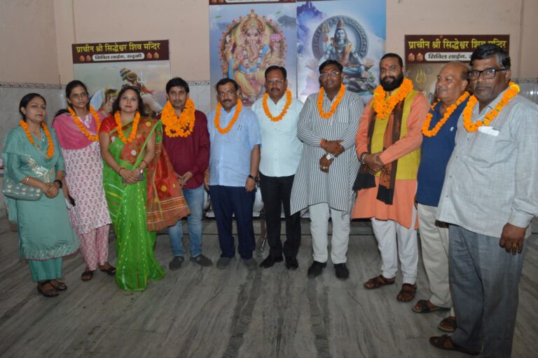 जनपदीय ब्राह्मण सभा, शाखा रुड़की द्वारा महामंत्री पंडित संजय कुमार शर्मा एडवोकेट के आवास पर हुई कार्यकारिणी की बैठक में महिला प्रकोष्ठ के अध्यक्ष पद के लिए श्रीमती श्रद्धा हिंदू व महामंत्री पद के लिए श्रीमती मधु शर्मा को मनोनीत किया गया। युवा प्रकोष्ठ के अध्यक्ष पद के लिए पंडित आदित्य शर्मा व महामंत्री पद के लिए आचार्य रोहित शर्मा को मनोनीत किया गया। सभी पदों पर कार्यकारिणी के सदस्यों द्वारा अनुमोदन किया गया।