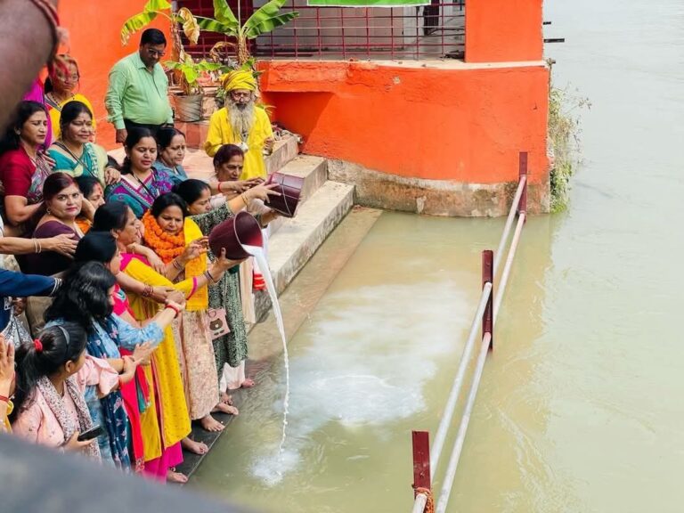 गंगा अवतरण दिवस पर दुग्धाभिषेक किया गया     गंगा हमारी संस्कृति और आस्था: अनीता अग्रवाल