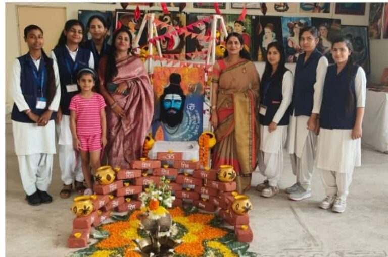 सर्वश्रेष्ठ कुंभ पेंटिंग के लिए कोमल, पायल और गरिमा को पुरस्कृत किया गया