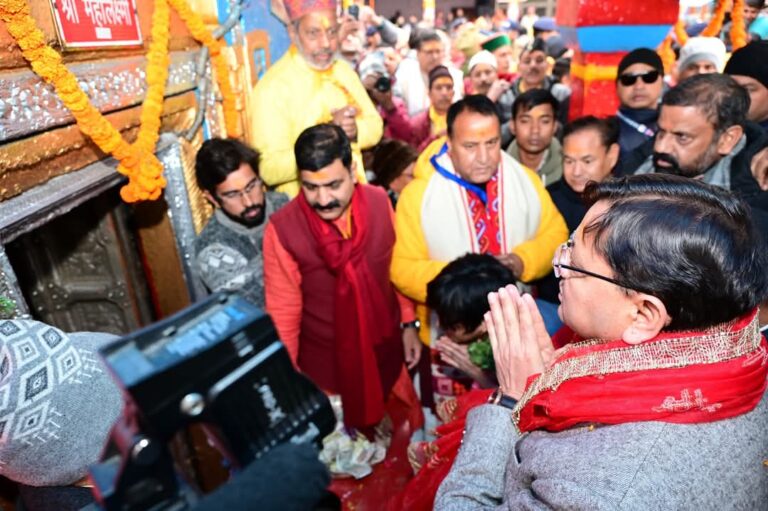बद्रीनाथ धाम के कपाट खुलते ही उमड़े श्रद्धालु,मुख्यमंत्री पुष्कर सिंह धामी ने किया श्रद्धाओं का स्वागत