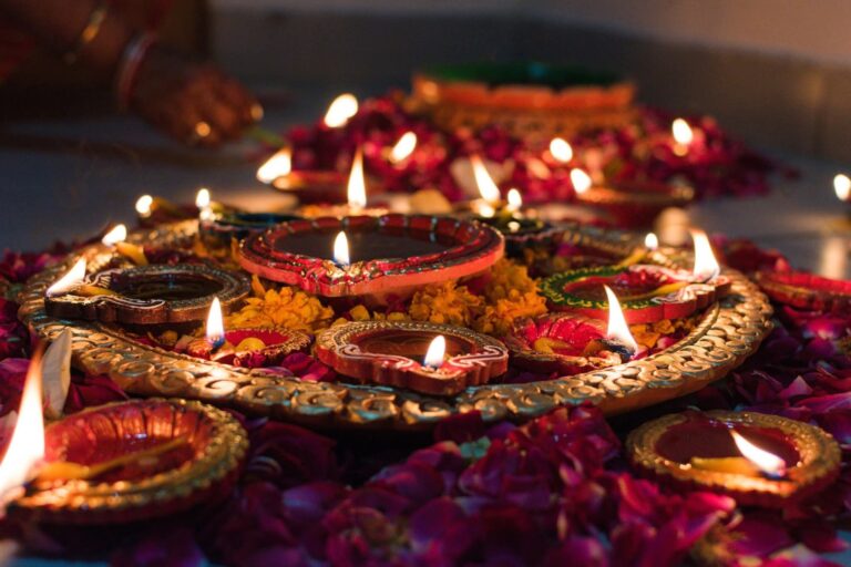 दिवाली का अवसर पांच दिनों तक चलता है, और प्रत्येक दिन का अपना अनूठा महत्व, परंपराएं और पूजा-विधि होती हैं। दिवाली 2025 का संपूर्ण कैलेंडर।