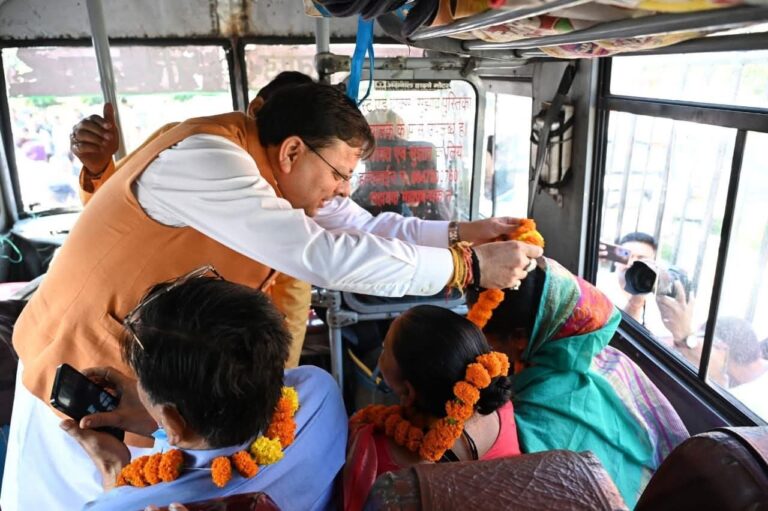 मुख्यमंत्री पुष्कर सिंह धामी ने श्रद्धालुओं के दल को गंगोत्री धाम के लिए किया रवाना     राज्य सरकार की मातृ-पितृ तीर्थाटन योजना के तहत 32 श्रद्धालु करेंगे पांच दिन की यात्रा