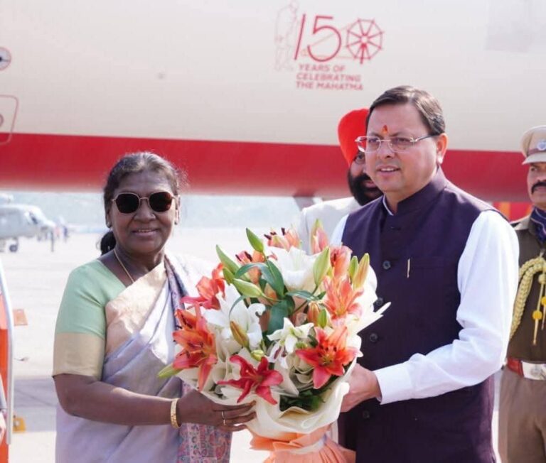 राष्ट्रपति श्रीमती द्रौपदी मुर्मु के जौलीग्रांट एयरपोर्ट आगमन पर राज्यपाल लेफ्टिनेंट जनरल गुरमीत सिंह (से नि), मुख्यमंत्री पुष्कर सिंह धामी , विधानसभा अध्यक्ष श्रीमती ऋतु खंडूड़ी भूषण, मंत्रीगणों, विधायकगणों और अन्य जनप्रतिनिधियों ने उनका स्वागत एवं अभिनंदन किया।