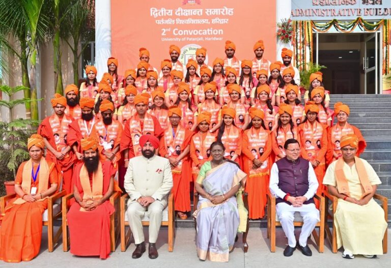 महामहिम राष्ट्रपति द्रौपदी मुर्मू पतंजलि यूनिवर्सिटी पहुंची। राज्यपाल, मुख्यमंत्री और अन्य जनप्रतिनिधियों ने किया स्वागत।
