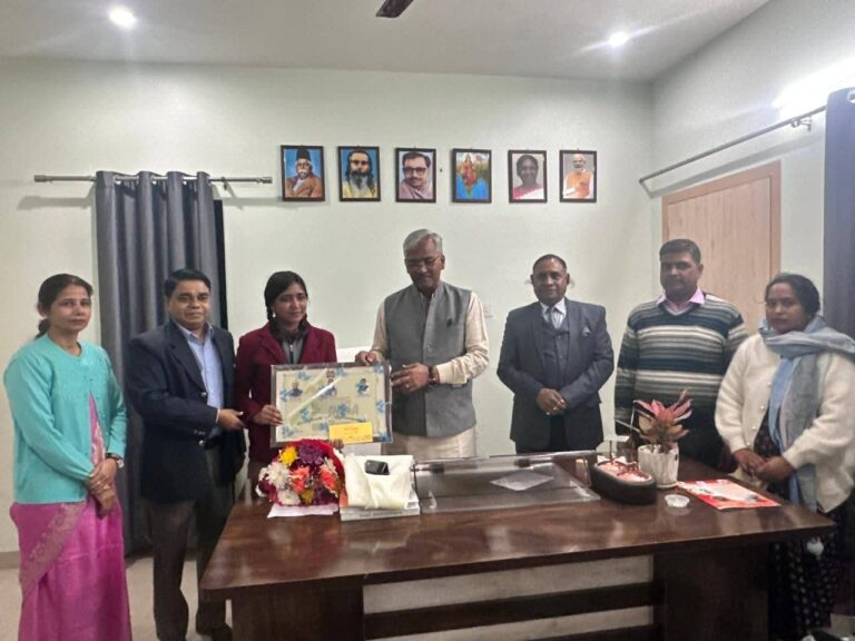 हरिद्वार के सांसद एवं पूर्व मुख्यमंत्री त्रिवेंद्र सिंह रावत तथा पूर्व राज्य मंत्री,औद्योगिक सलाहकार,वरिष्ठ भाजपा नेता ठाकुर संजय सिंह द्वारा विद्यालय की दो होनहार छात्राओं ईशा गोयल,ईशा सैनी को प्रशस्ति पत्र तथा पांच -पांच हजार रूपये की पुरस्कार राशि देकर सम्मानित किया गया।
