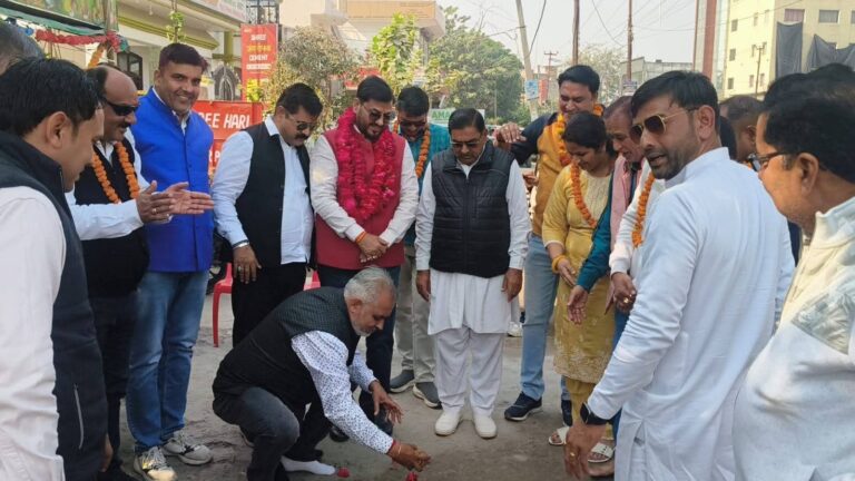 सड़क चौड़ीकरण तथा आंतरिक सड़कों के निर्माण कार्यों का शुभारंभ नारियल फोड़कर किया