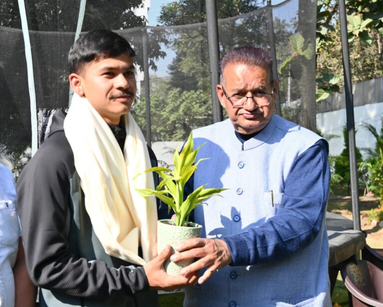 माउंट एवरेस्ट फतह करने वाले वीरेंद्र सिंह सामंत का कैबिनेट मंत्री गणेश जोशी ने किया सम्मान