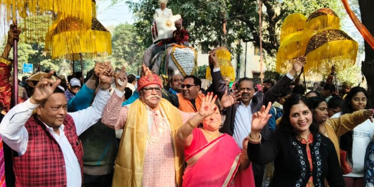 पंचकल्याणक प्रतिष्ठा महोत्सव के तीसरे दिन तीर्थंकर भगवान के जन्मोत्सव पर नगर में जैन समाज द्वारा भगवान की निकाली गई भव्य शोभा यात्रा