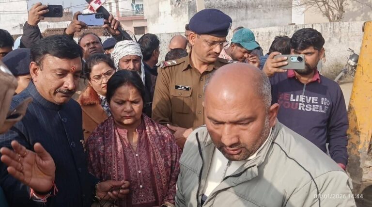 नगर निगम रुड़की ने पुलिस फोर्स ले जाकर नल की निकासी खुलवाई     रहीमपुर की दिशा में नाला बंद होने के कारण शिवपुरम, कृष्णा नगर व पनियाला रोड पर उत्पन्न हो रही है जल भराव की समस्या