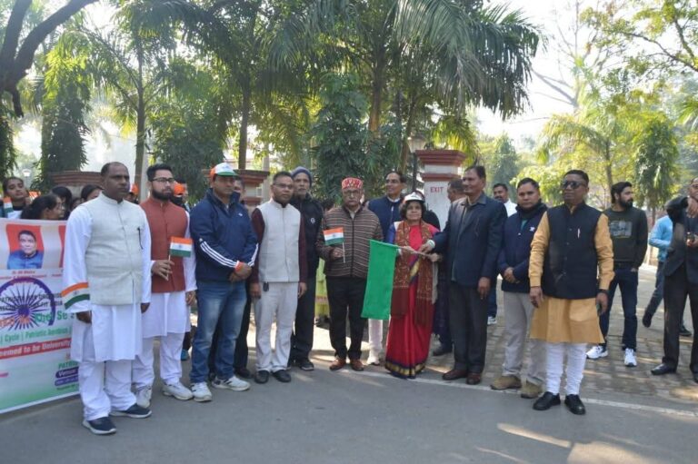 शिक्षकों और सामाजिक संस्थाओं के सदस्यों ने देशभक्ति दौड मे प्रतिभाग किया