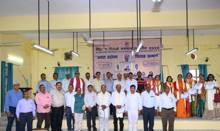 सेवानिवृत्त हुए शिक्षकों के सम्मान में जिला स्तरीय विदाई समारोह का आयोजन