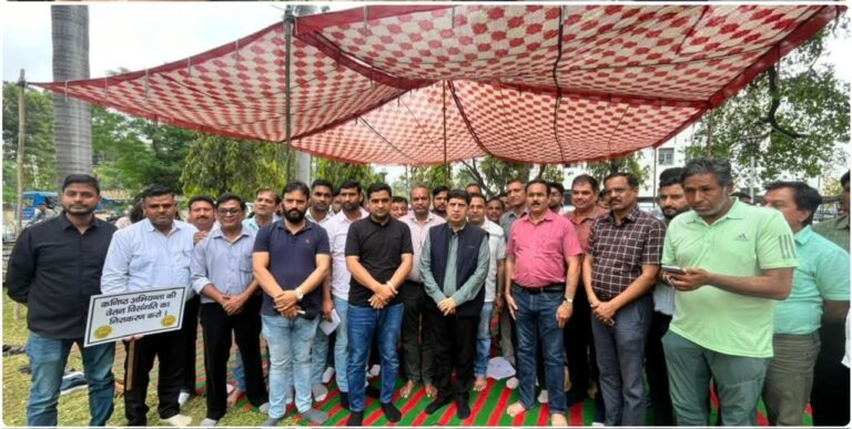 इंजीनियरों की हड़ताल समाप्त कराने को आगे आए कैबिनेट मंत्री प्रदीप बत्रा     लंबित मांगों को लेकर शासन स्तर पर जल्द कार्रवाई होने का दिया भरोसा