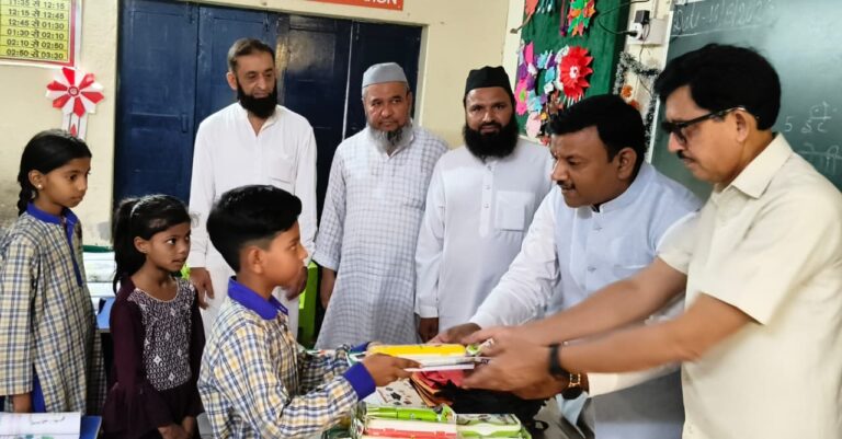 राजकीय प्राथमिक विद्यालय नंबर 4 में पूर्व मेयर गौरव गोयल ने बच्चों को दी पाठन सामग्री,कहा मन लगाकर पढ़ाई करें सभी बच्चें
