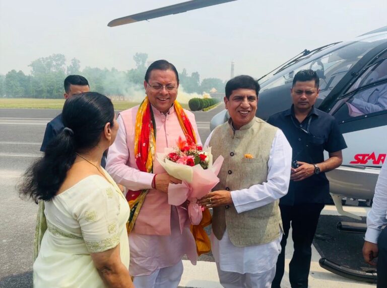 मुख्यमंत्री पुष्कर सिंह धामी के रुड़की आगमन पर कैबिनेट मंत्री प्रदीप बत्रा ने किया भव्य स्वागत