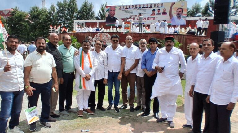 भारी बारिश के बीच कांग्रेस का सीएम आवास कूच,हाथीबड़कला पर पुलिस ने रोका,हल्ला बोल रैली को कांग्रेस के वरिष्ठ नेताओं ने किया संबोधित